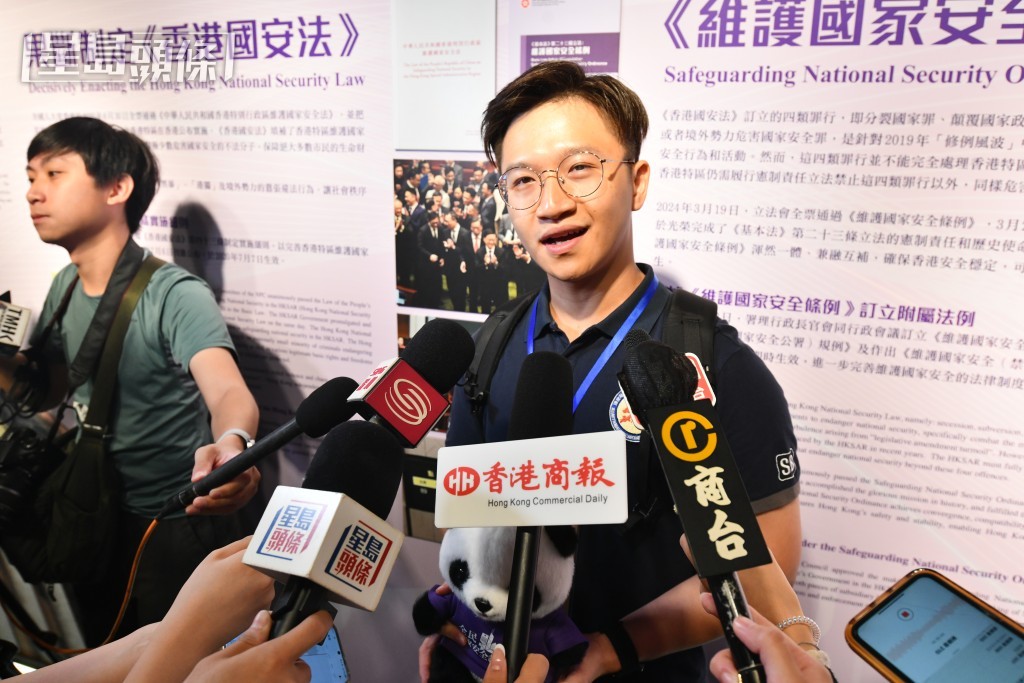 巿民譚先生表示,展覽相當感動,因為見證了香港國安法成後,成功保障市民生命財產。盧江球攝 巿民譚先生表示,展覽相當感動,因為見證了香港國安法成後,成功保障市民生命財產。盧江球攝