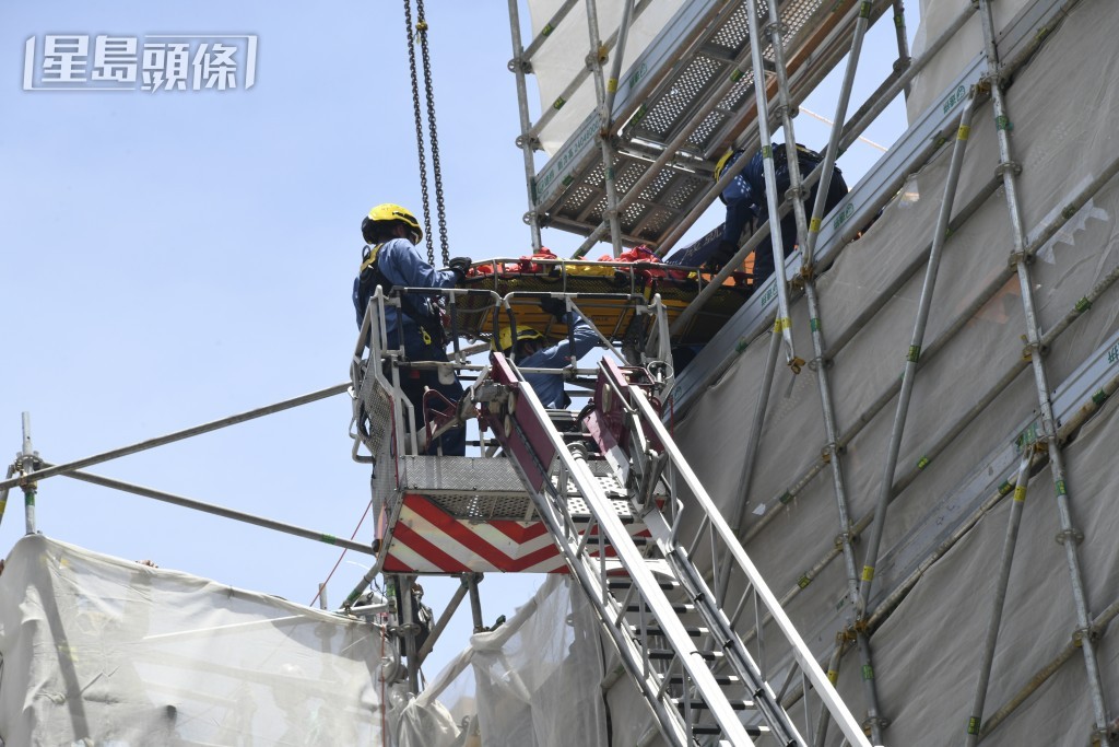 消防員架起雲梯救人。楊偉亨攝