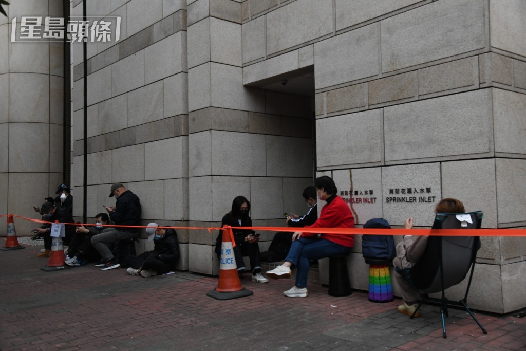 市民等待进入法院。陈浩元摄