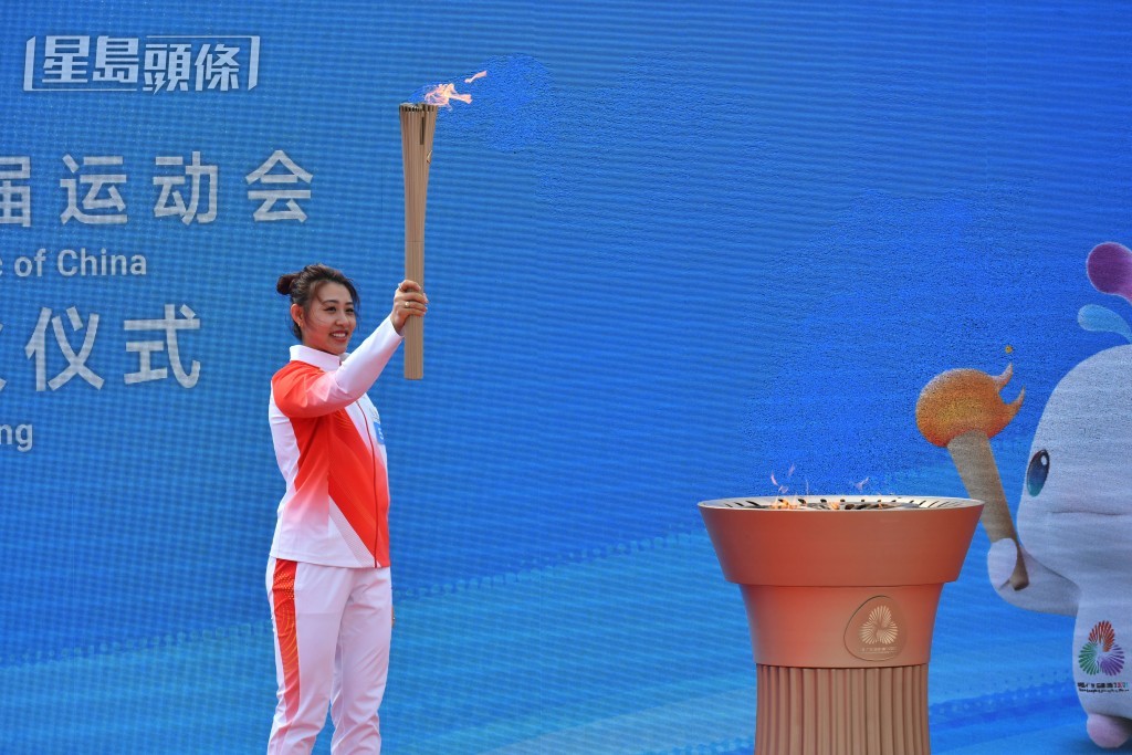 劍擊運動員佘繕妡負責最後一棒。盧江球攝 劍擊運動員佘繕妡負責最後一棒。盧江球攝