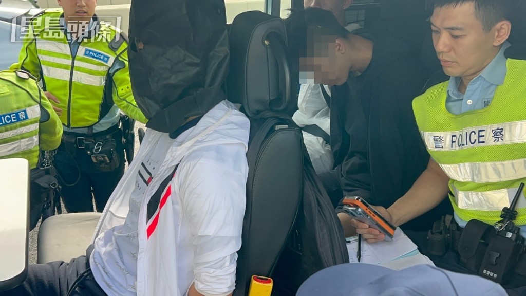 平治司機及2名乘客被帶署。楊偉亨攝 平治司機及2名乘客被帶署。楊偉亨攝
