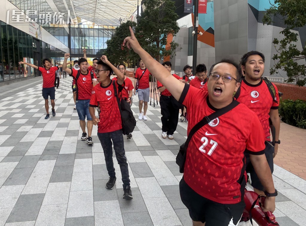 昨日球迷未入場已高叫口號支持港隊。何君健攝 昨日球迷未入場已高叫口號支持港隊。何君健攝