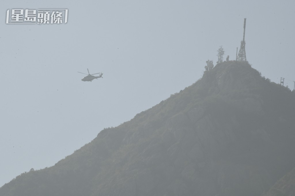 直升機出動搜救。楊偉亨攝