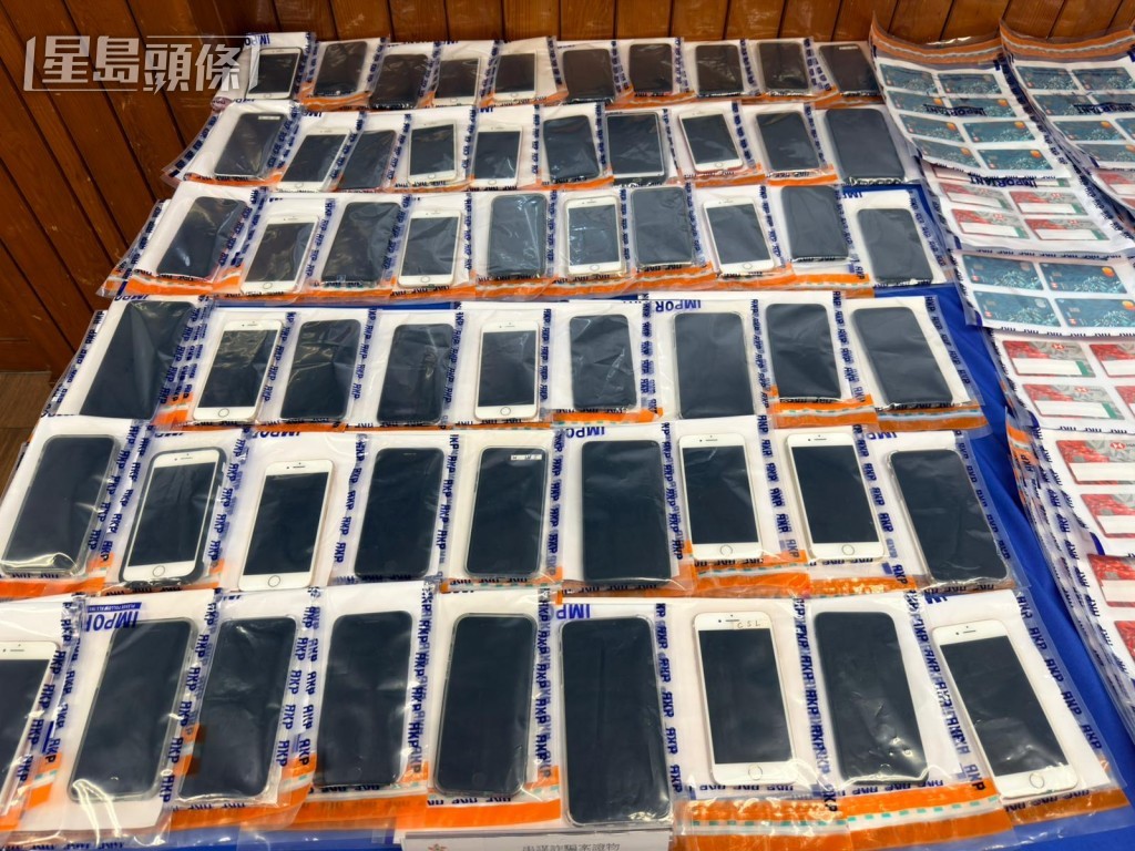 警方檢獲大批手提電話。梁國峰攝 警方檢獲大批手提電話。梁國峰攝
