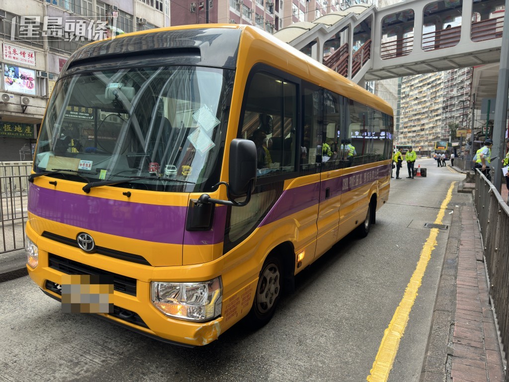 校巴撞倒過路男子。梁國峰攝