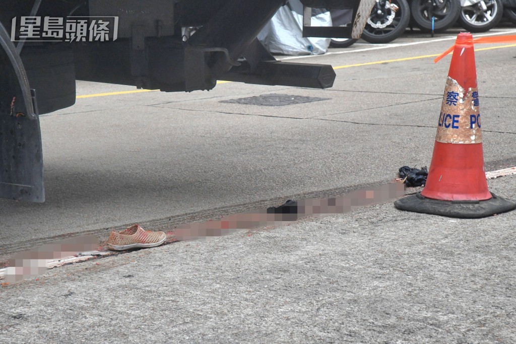 車底遺下死者一隻鞋及一條血路。資料圖片