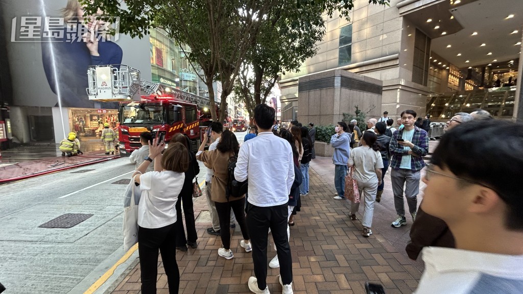 大批途人圍觀。