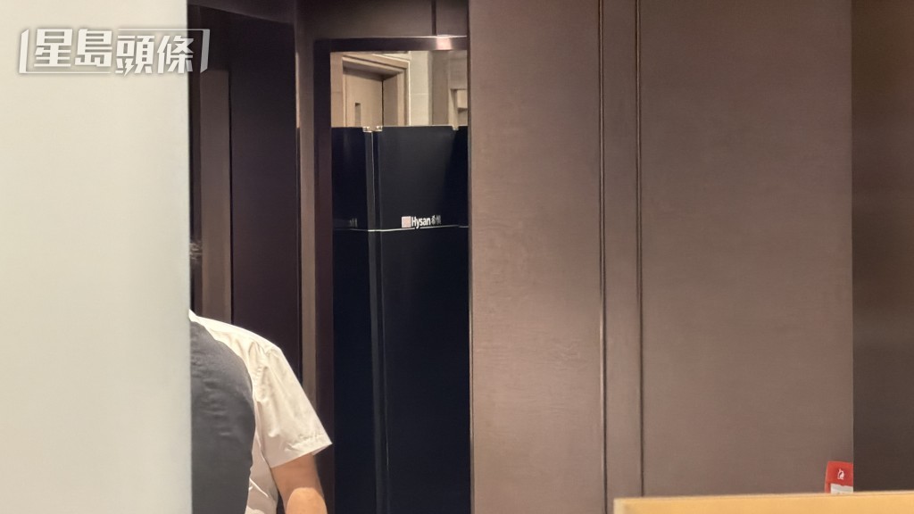 男嬰在1樓星海薈酒樓女廁一廁格被發現。
