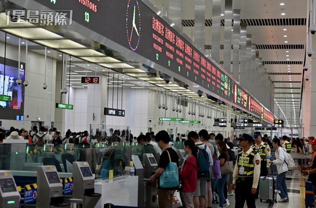 港珠澳大橋往澳門關口自助過關登記區。 港珠澳大橋往澳門關口自助過關登記區。