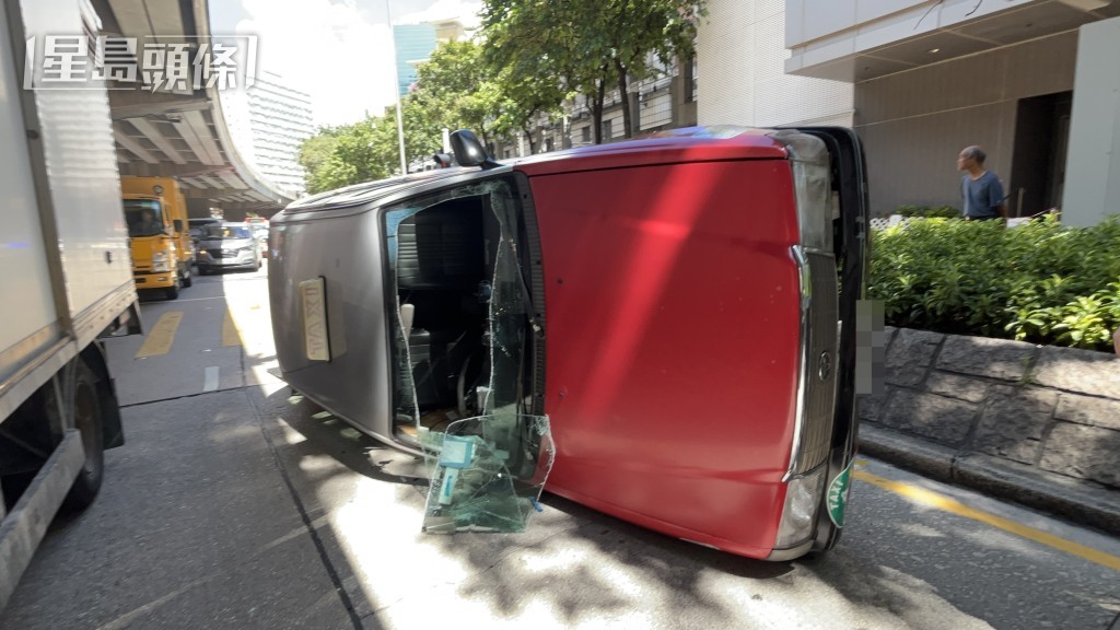 的士擋風玻璃爆裂。