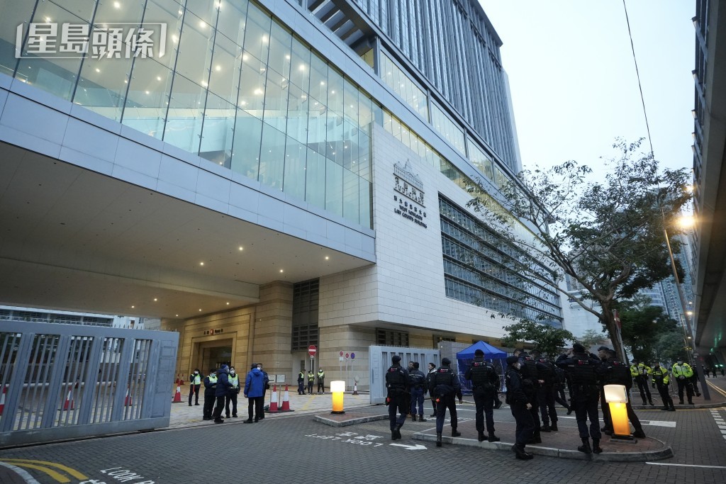 警方今早在法庭外部署警力。劉駿軒攝