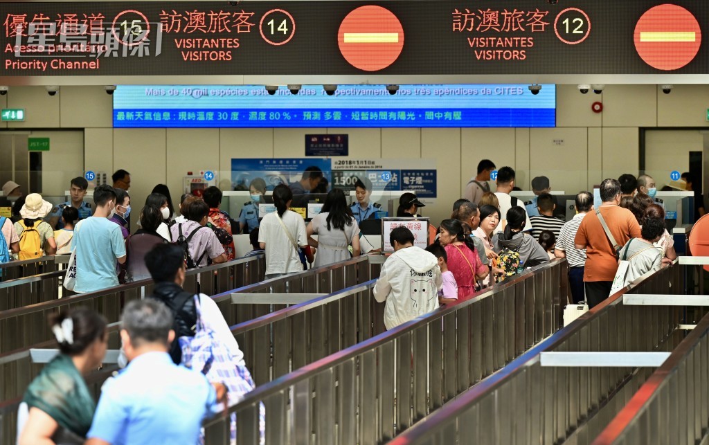 已登記的香港居民可開啟「非觸式 e-道」流動應用程式,掃描二維碼。 已登記的香港居民可開啟「非觸式 e-道」流動應用程式,掃描二維碼。