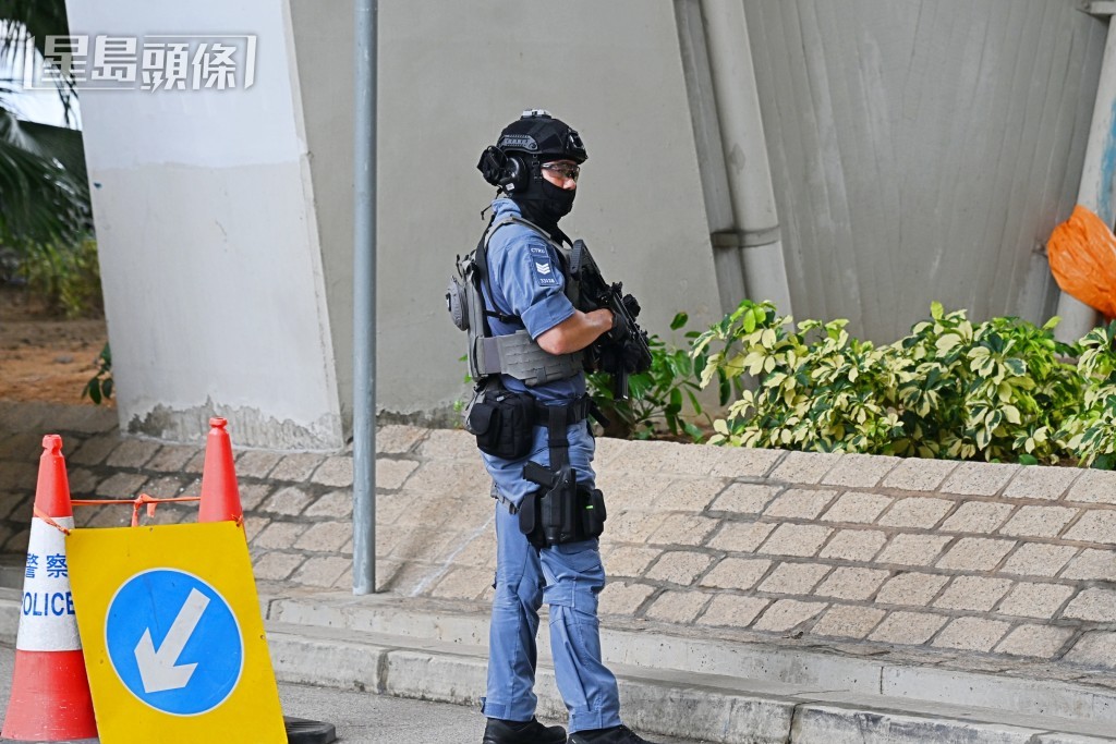 警員荷槍戒備。 警員荷槍戒備。