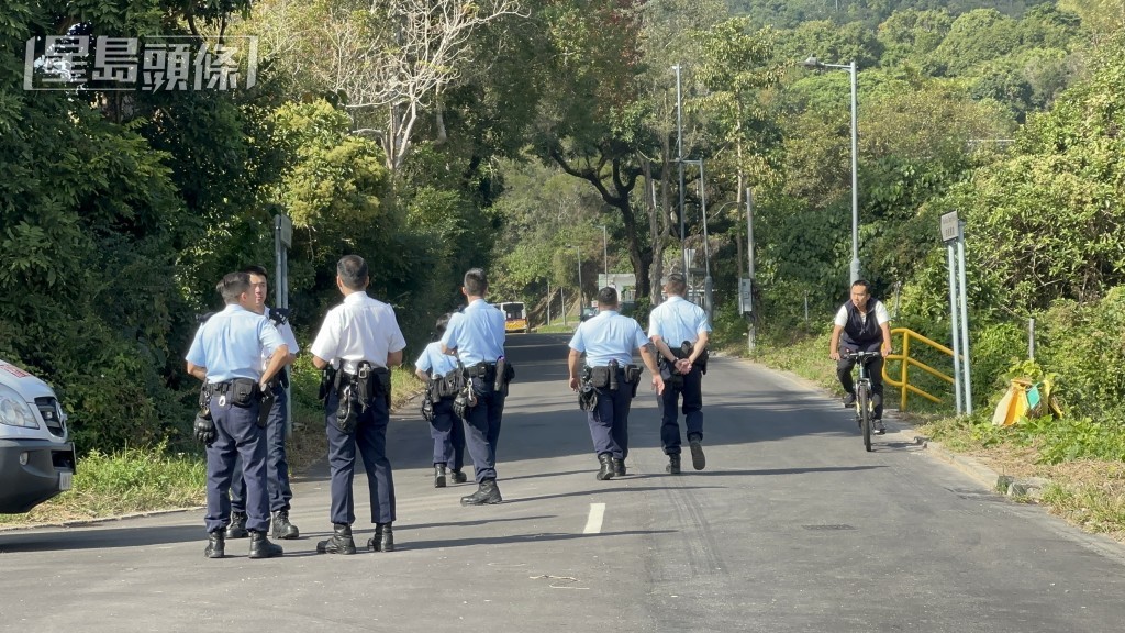 大批警員到場搜救。梁國峰攝 大批警員到場搜救。梁國峰攝