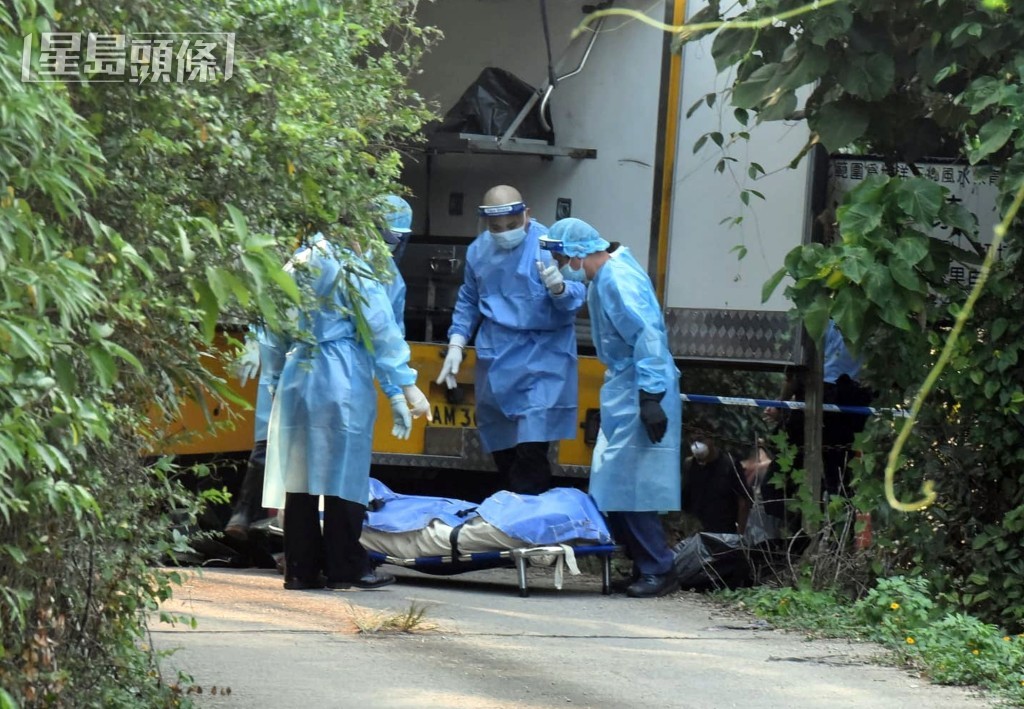 仵工將死者遺體抬走。資料圖片 仵工將死者遺體抬走。資料圖片