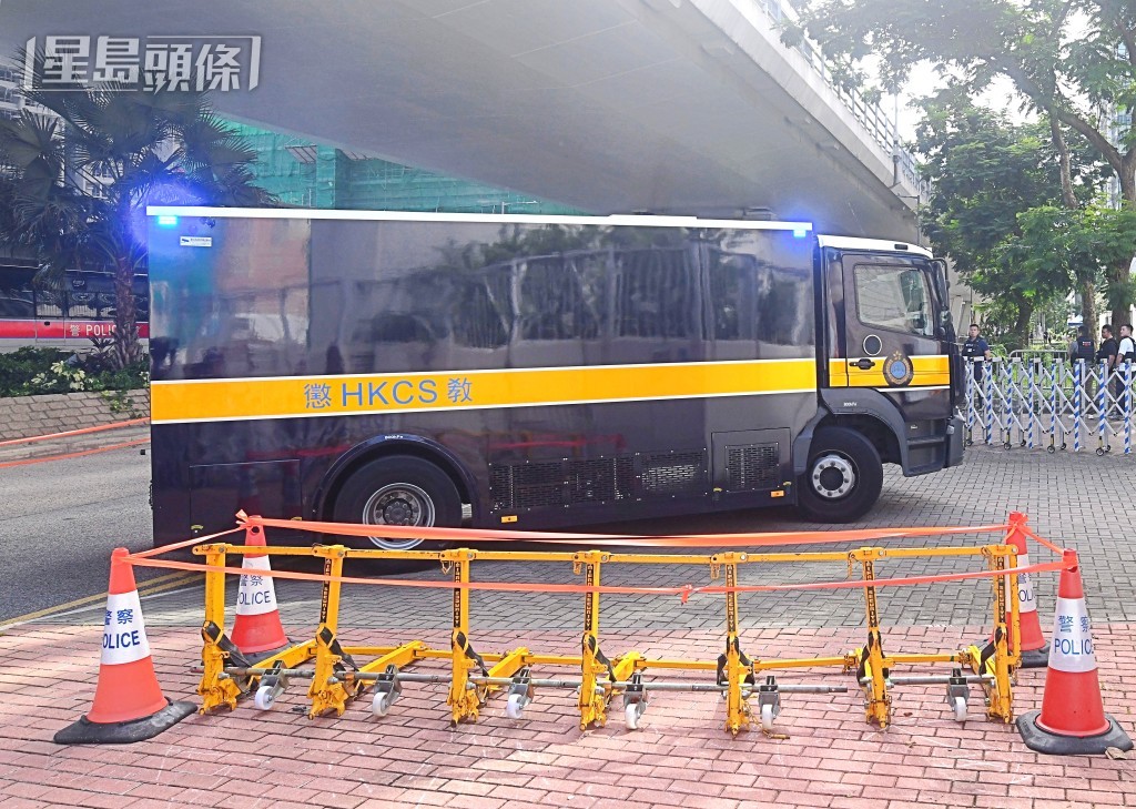 黎智英由囚車送抵法院。何君健攝