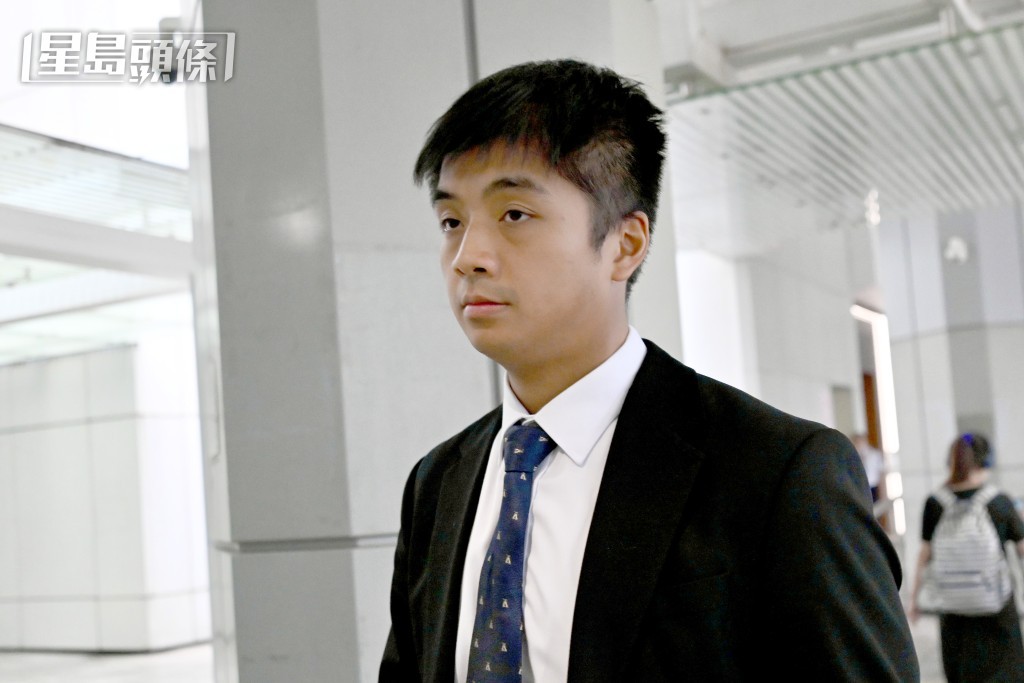 機動部隊警員葉科在現場附近安邦大廈後巷,找到一個染血口罩。劉駿軒攝 機動部隊警員葉科在現場附近安邦大廈後巷,找到一個染血口罩。劉駿軒攝