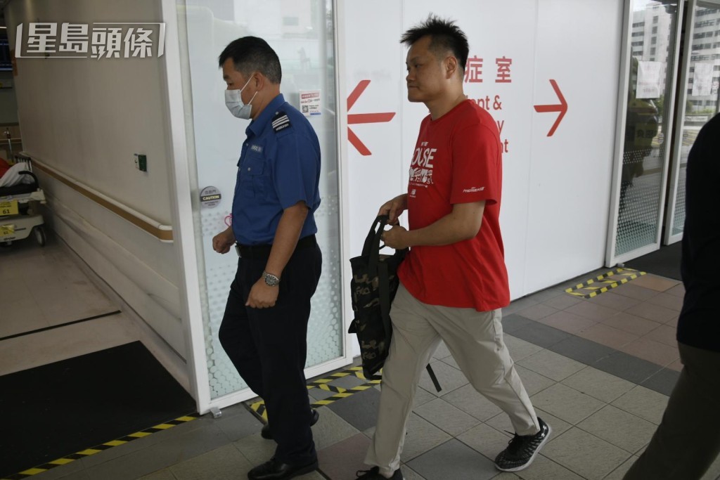 工友陪同伤者送院。杨伟亨摄