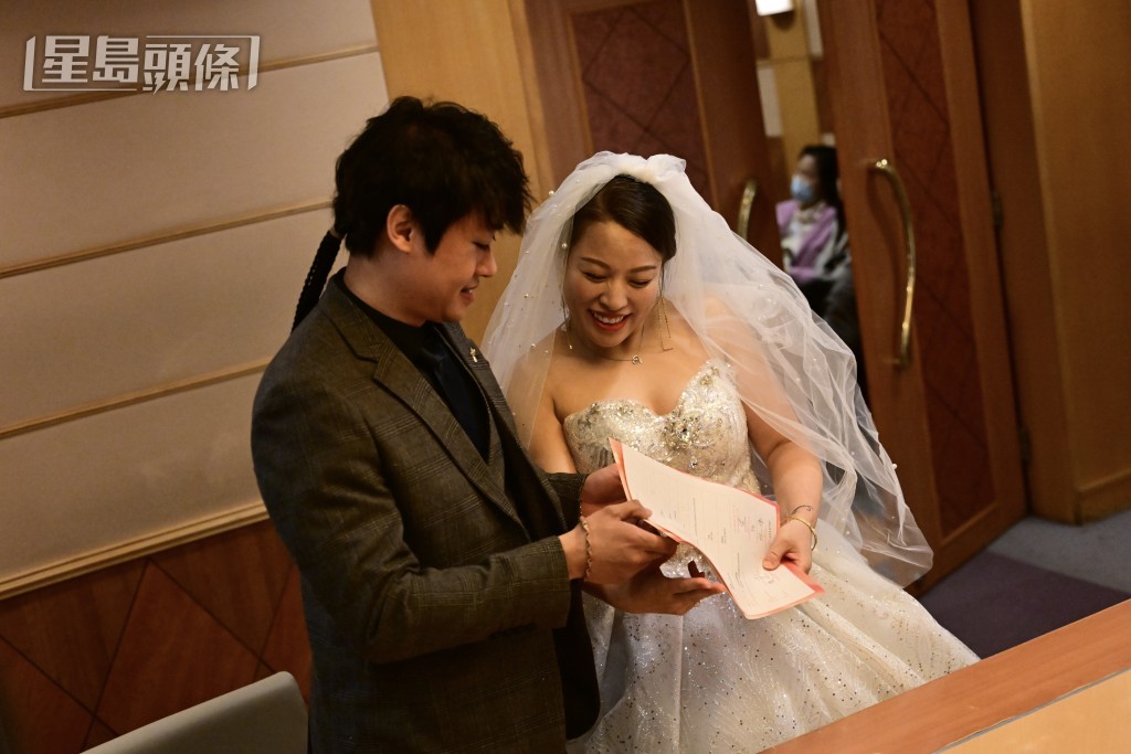 新人陈生及陈太今日注册正式成为夫妇。陈极彰摄