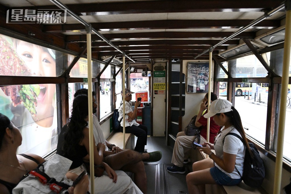 網民指電車車廂通道較狹窄。資料圖片