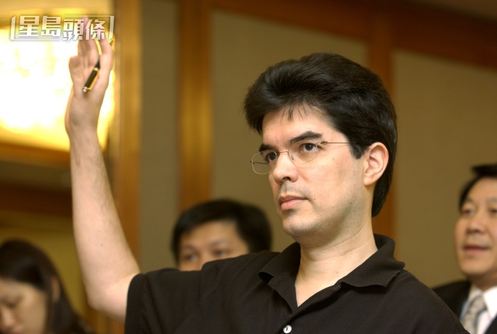 David Webb在2002年曾拉攏一眾基金經理，向恒地就私有化恒發訂價上討價還價。