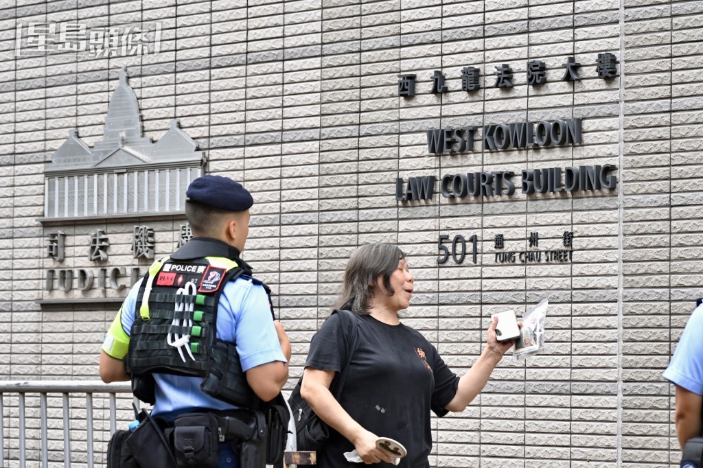 排隊巿民按序入法院旁聽。劉駿軒攝 排隊巿民按序入法院旁聽。劉駿軒攝