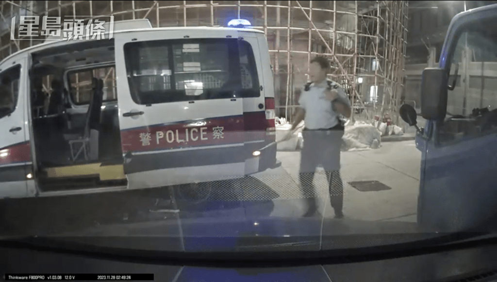 警員手持警棍欲截停可疑私家車。車Cam片段截圖