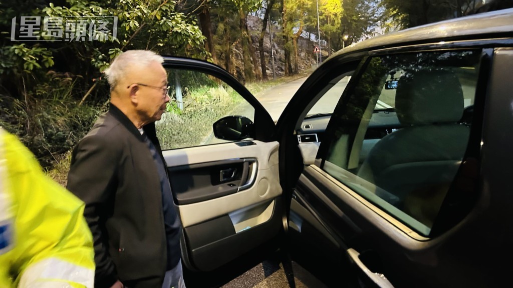 車禍後,先有一名男鄰居前來現場,將狗狗從涉事車輛轉放到自己車內。蔡楚輝攝 車禍後,先有一名男鄰居前來現場,將狗狗從涉事車輛轉放到自己車內。蔡楚輝攝