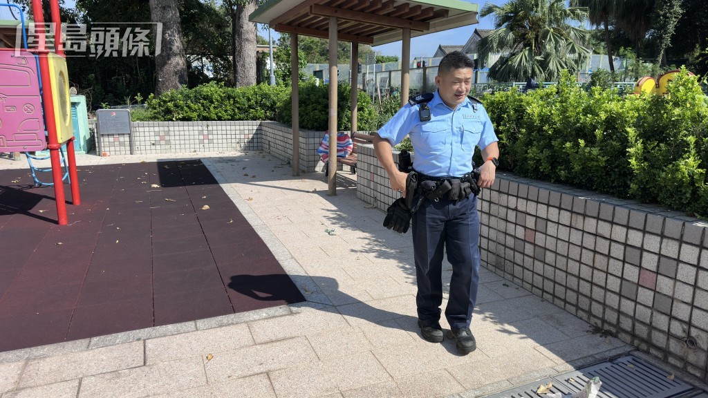 警員在案發的軍地村遊樂場調查。梁國峰攝