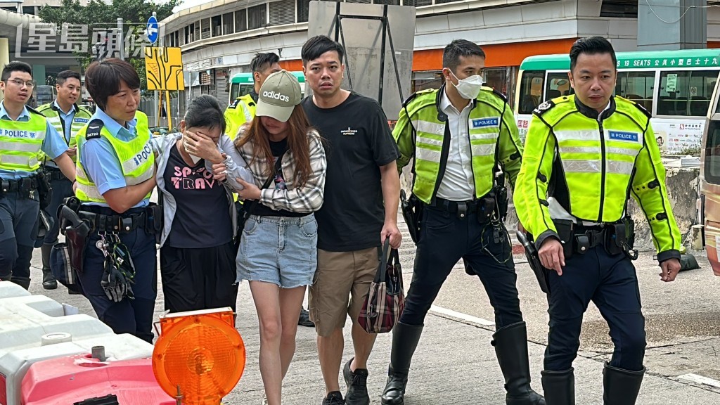 親友傷心認屍。梁國峰攝