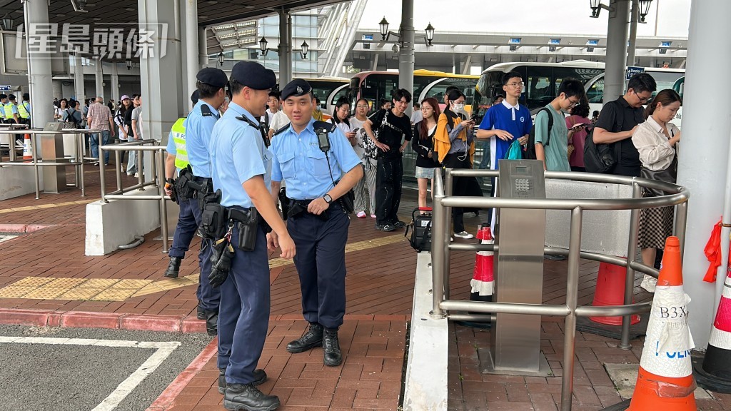 警方加派人手在場維持秩序。 警方加派人手在場維持秩序。