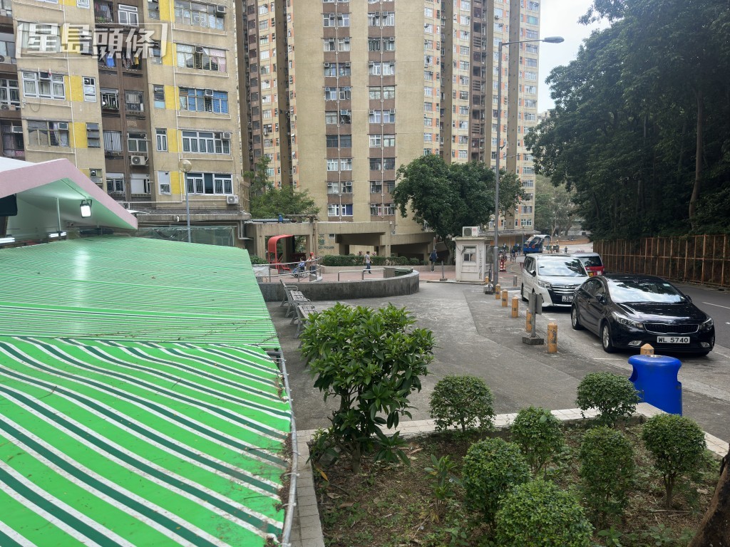 屯門山景邨景樂樓對開發生傷人案，保安員擬對違泊車輛鎖車時遇襲。梁國峰攝