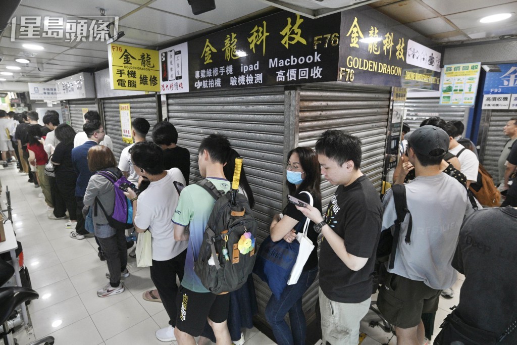 先達廣場人湧現放機人潮。