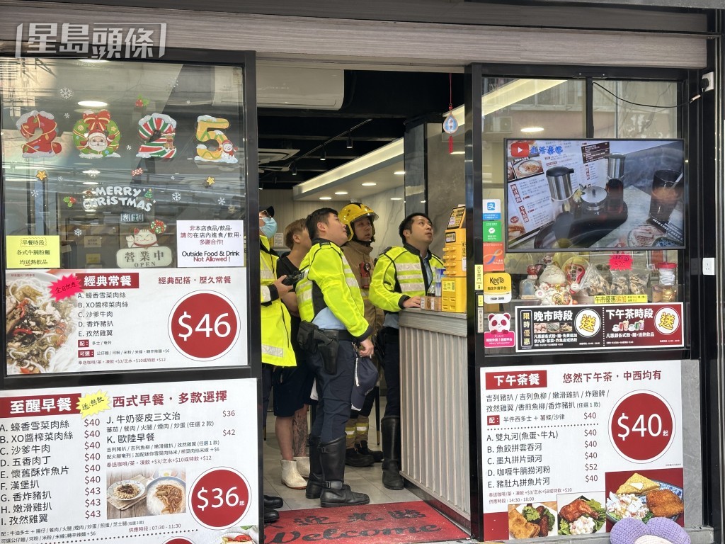 警方在餐廳翻查閉路電視。 警方在餐廳翻查閉路電視。