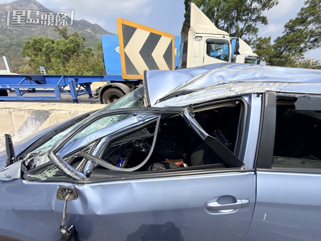 私家車車頂變形。 私家車車頂變形。