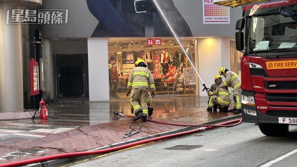 消防員射水救火。蔡楚輝攝