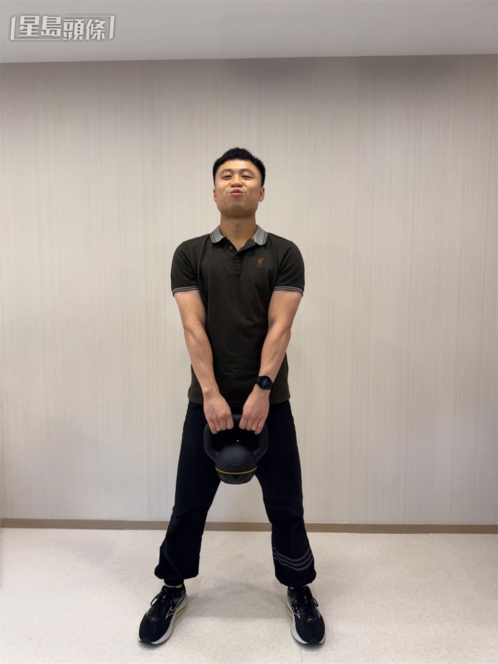 铃壶训练｜动作3：完全站起，完成吐气，然后开始吸气，开始慢慢下蹲。重复上述步骤。（图片由钟惠文博士提供）