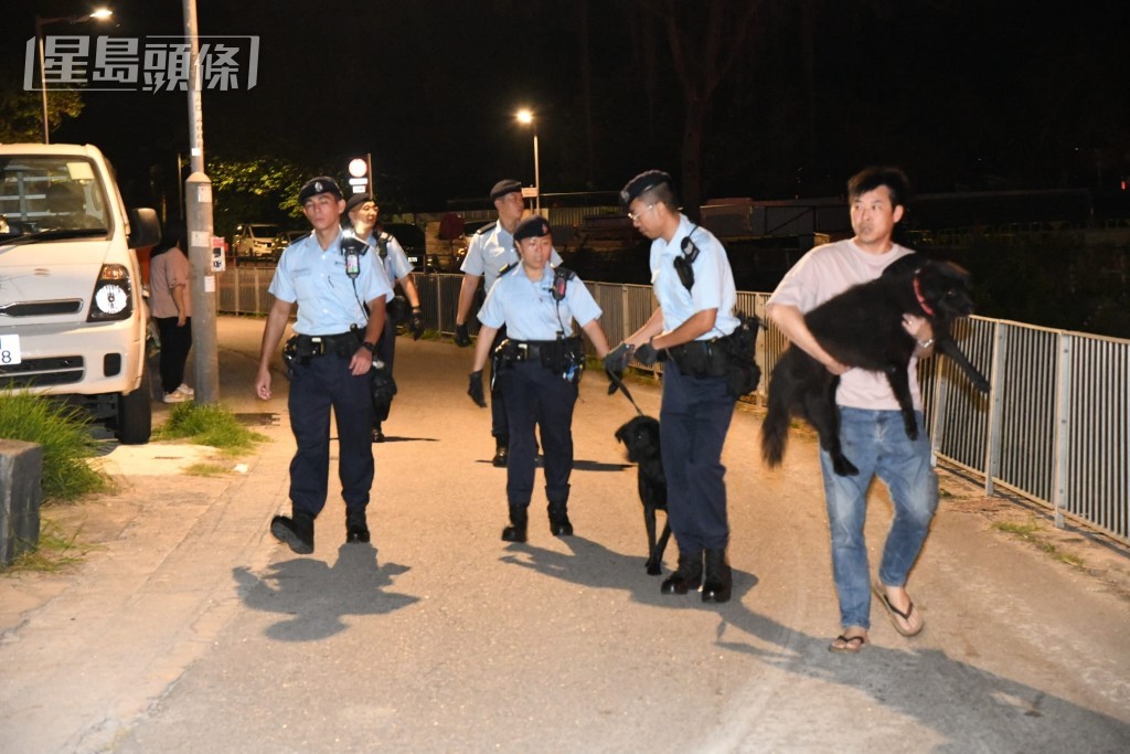 警員帶備警犬到場。黎志偉攝