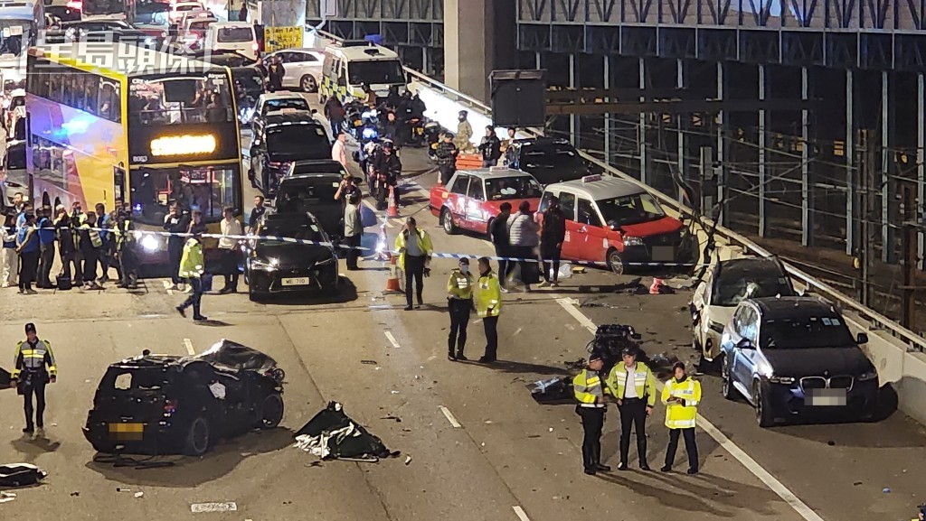 西九龍公路剛過元旦凌晨,便發生3死嚴重車禍。黎志偉攝 西九龍公路剛過元旦凌晨,便發生3死嚴重車禍。黎志偉攝