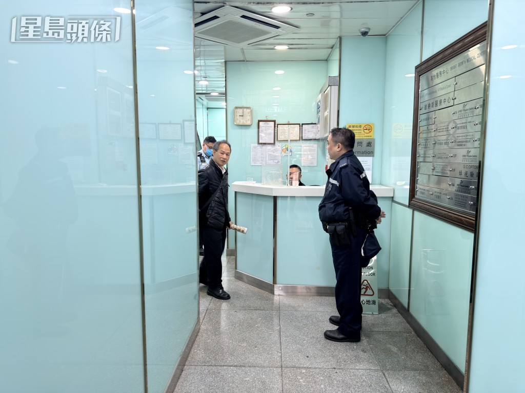 警員在彌敦道335號商業大廈內調查。梁國峰攝