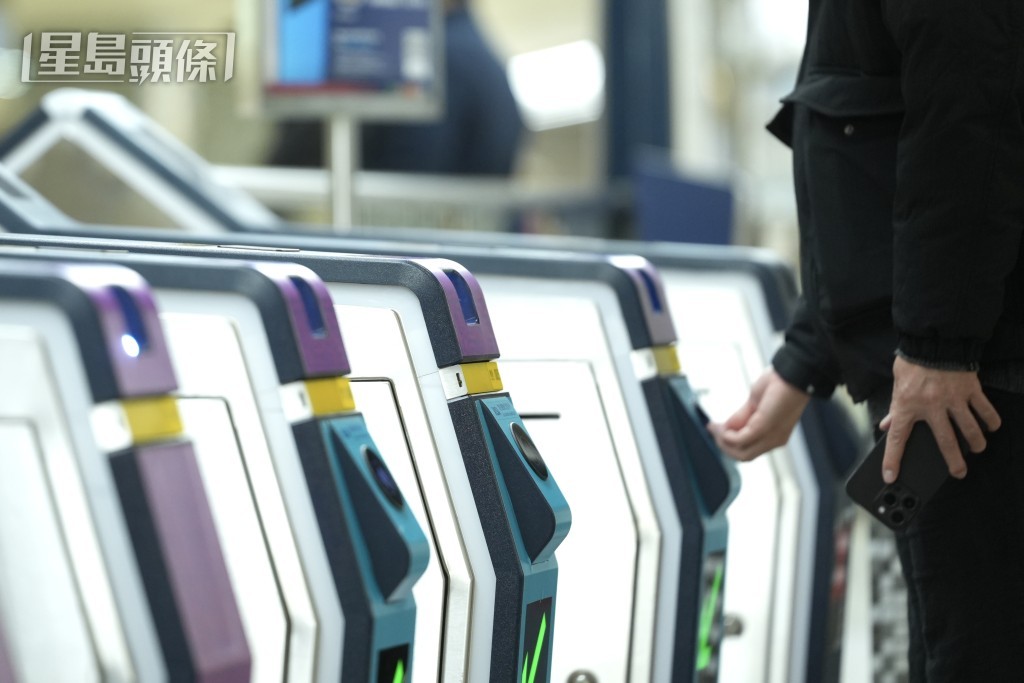 港鐵今日推出感應式信用卡出入閘新服務,並以淺藍色提示。劉駿軒攝 港鐵今日推出感應式信用卡出入閘新服務,並以淺藍色提示。劉駿軒攝