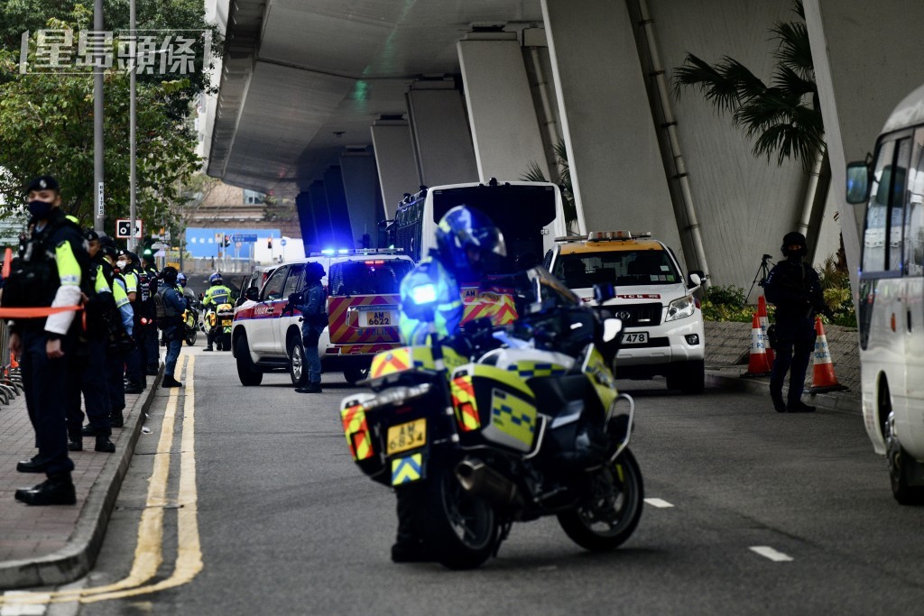 散庭後,警方為讓囚車順利駛離法庭,要暫時封鎖法院附近道路。歐樂年攝 散庭後,警方為讓囚車順利駛離法庭,要暫時封鎖法院附近道路。歐樂年攝