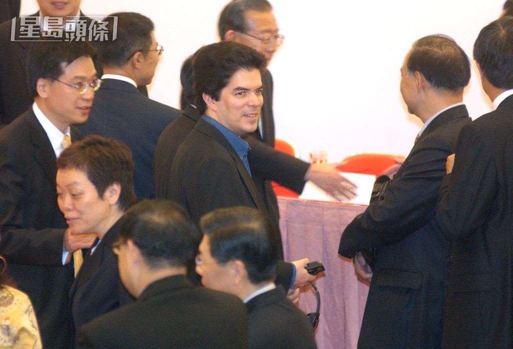 圖為David Webb 2005年出席香港交易所股東週年大會。