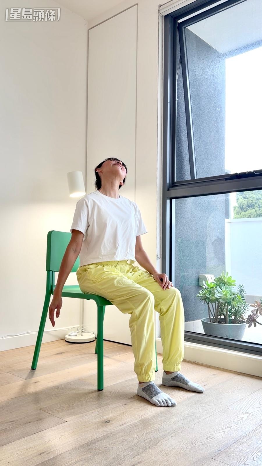 放松腹部练习｜2. 颈部与斜角肌伸展：如果想探索不同的位置，可以轻微转动头部，找出最绷紧的方向；保持这个位置，慢慢吸气。（图片由受访者提供）