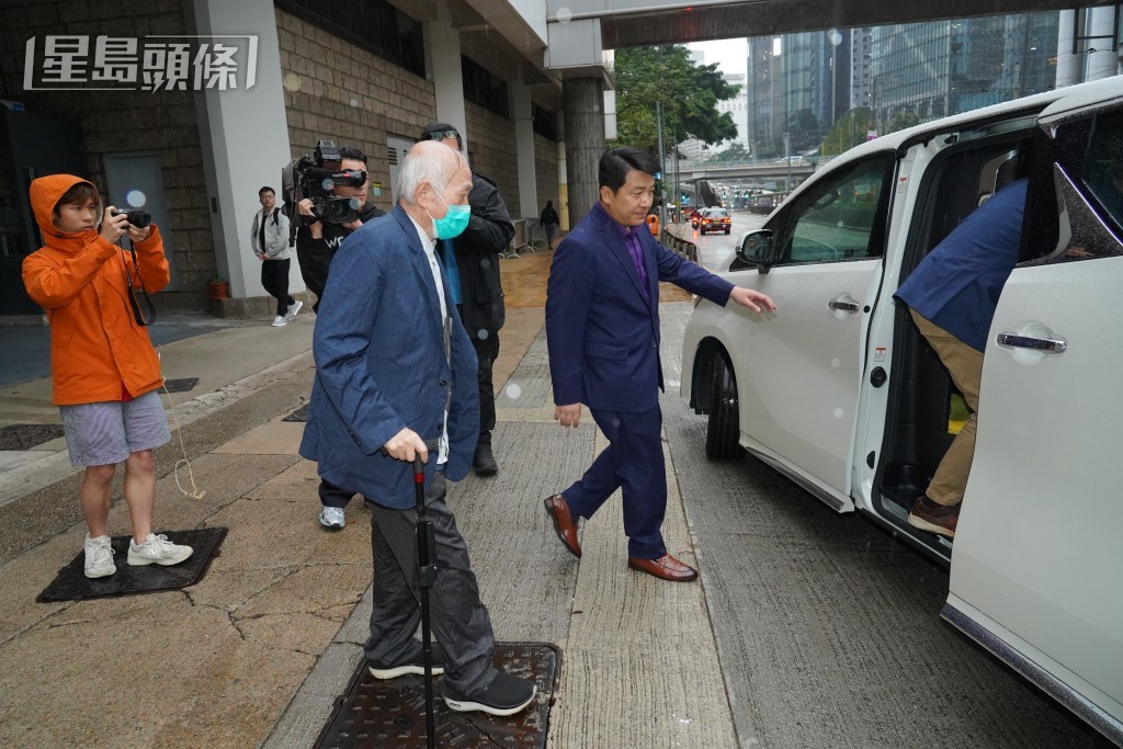 詹培忠登車。