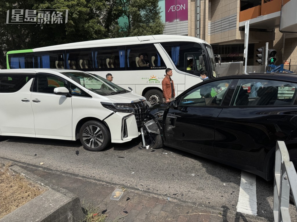 兩車迎頭相撞。