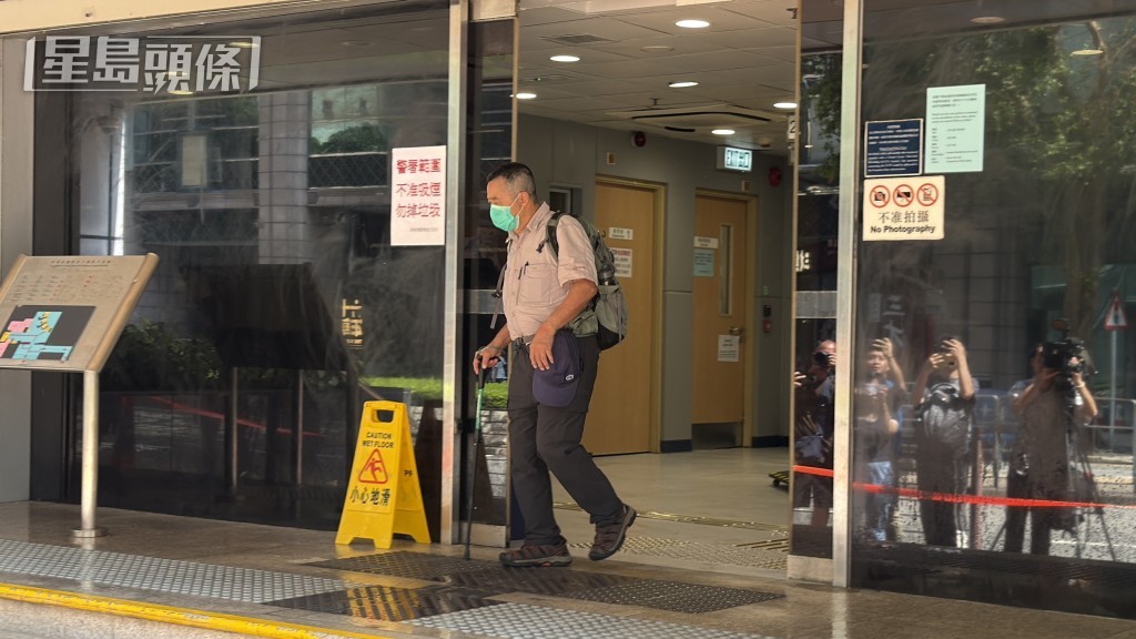 夏海俊兄長協助調查後,離開將軍澳警署。梁國峰攝 夏海俊兄長協助調查後,離開將軍澳警署。梁國峰攝
