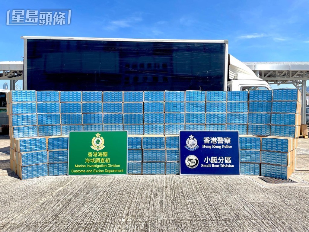 警方及海關在龍蝦灣檢獲千萬元私煙。 警方及海關在龍蝦灣檢獲千萬元私煙。