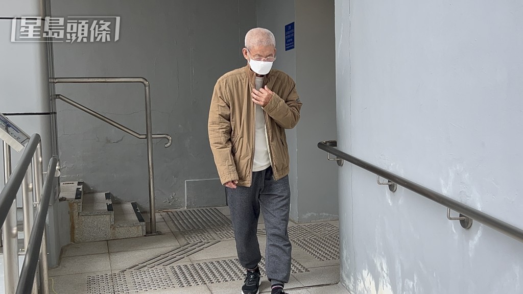 鄭父離開青山警署。蔡楚輝攝 鄭父離開青山警署。蔡楚輝攝