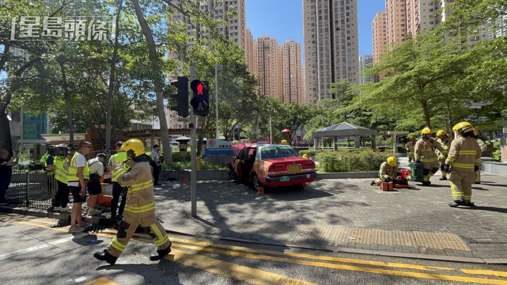 消防員到場救援。 消防員到場救援。